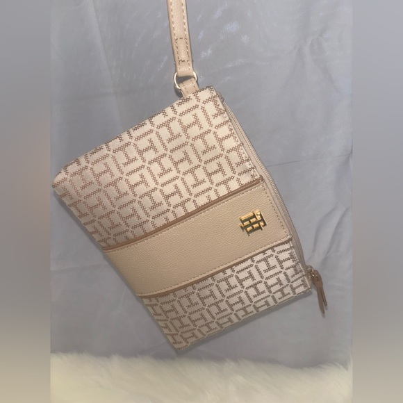 BRAND NEW TOMMY HILFIGER TAN & CREAME MONOGRAMMED WRISTLET/POUCH w/gold hardware - Picture 8 of 11
